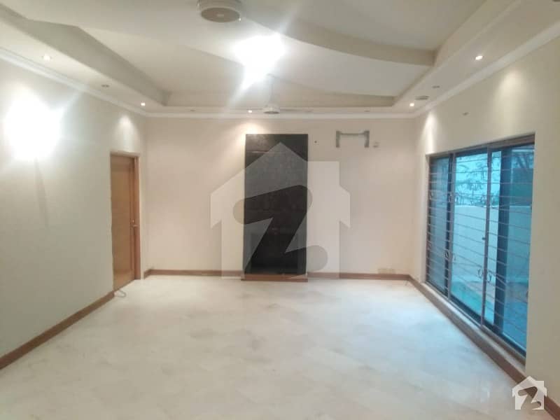 1 Kanal Elegant House FOR SALE In IDEAL LOCATION BLOCK XX Phase 3 Dha Lahore