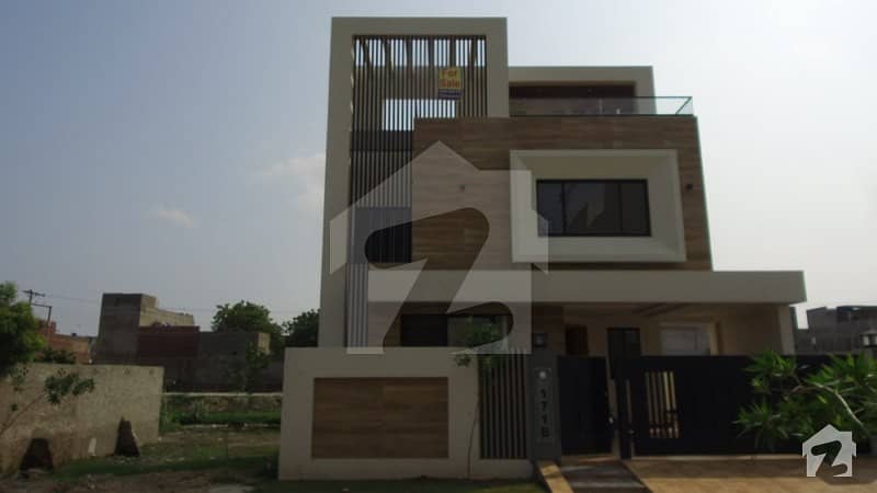 10 Marla Brand New Owner Built Luxury Villa For Sale