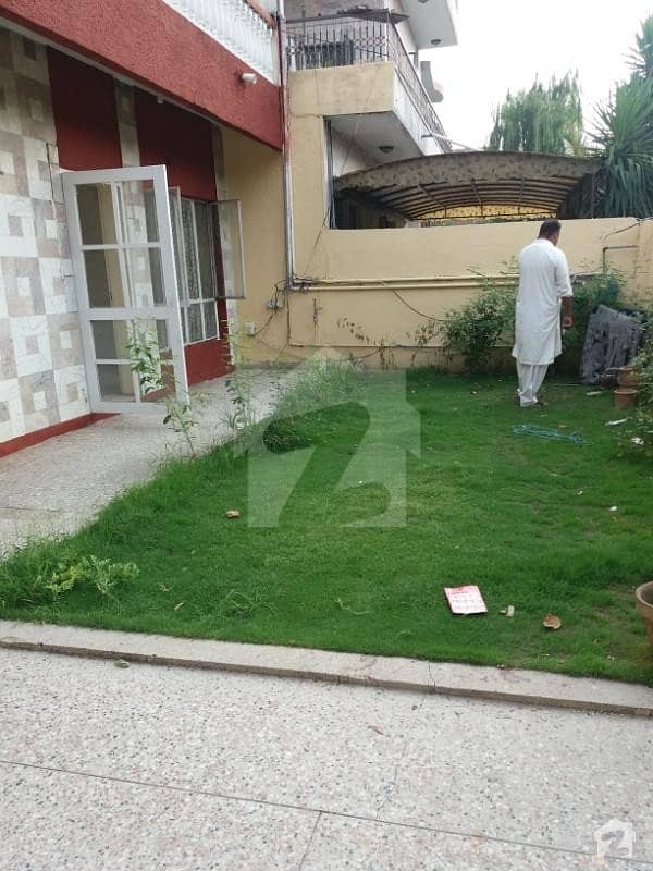 G82,35*80,TOP location old house 70ft street for urgent sale G8