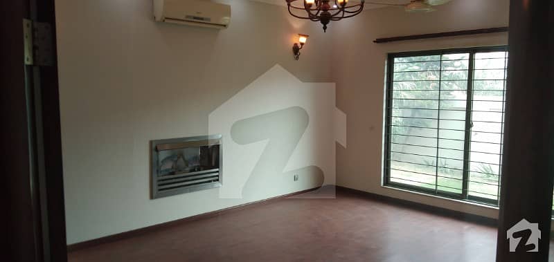 ڈی ایچ اے فیز 4 ڈیفنس (ڈی ایچ اے) لاہور میں 5 کمروں کا 1 کنال مکان 1.15 لاکھ میں کرایہ پر دستیاب ہے۔