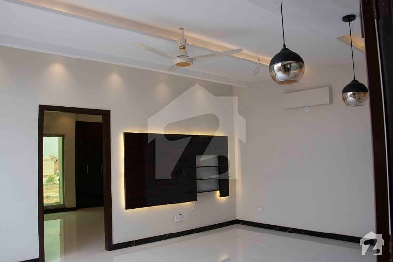اسٹیٹ لائف ہاؤسنگ سوسائٹی لاہور میں 4 کمروں کا 10 مرلہ مکان 2.3 کروڑ میں برائے فروخت۔