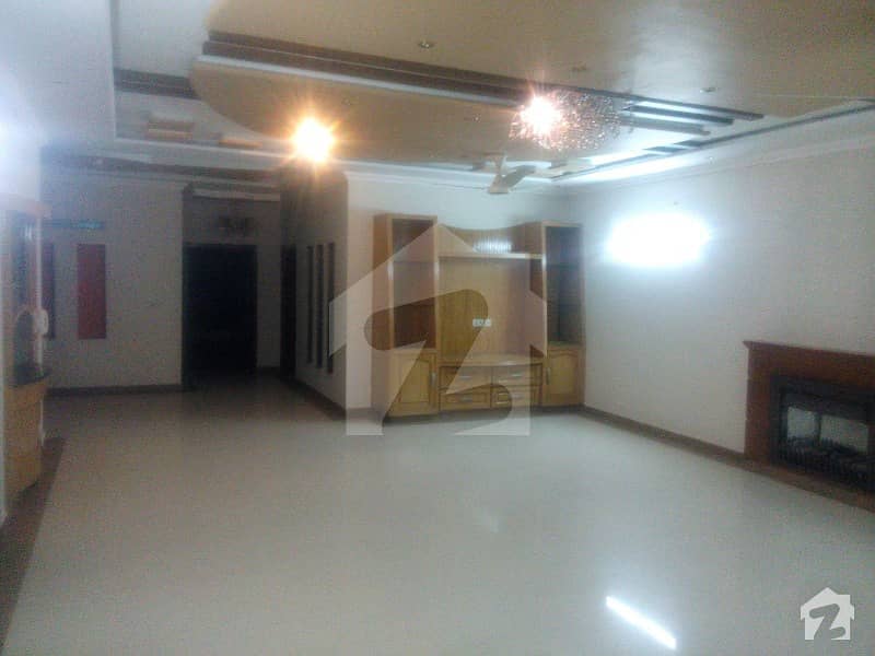 1 Kanal ALMOST NEW OUTCLASS LOWER PORTION in JOHAR TOWN BLOCK H3 NEAR EMPORIUM MALL