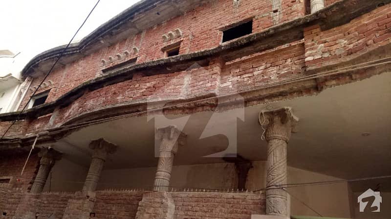 کشمیر روڈ سیالکوٹ میں 6 کمروں کا 6 مرلہ مکان 1.5 کروڑ میں برائے فروخت۔