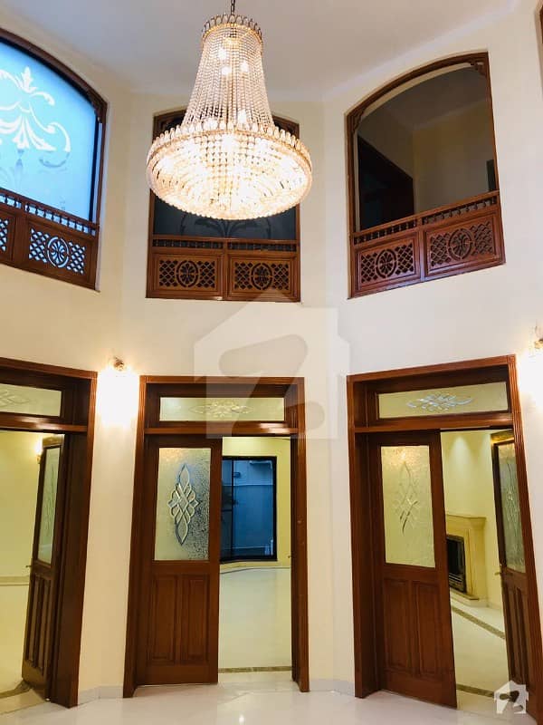سرور کالونی کینٹ لاہور میں 6 کمروں کا 1.6 کنال مکان 4 لاکھ میں کرایہ پر دستیاب ہے۔