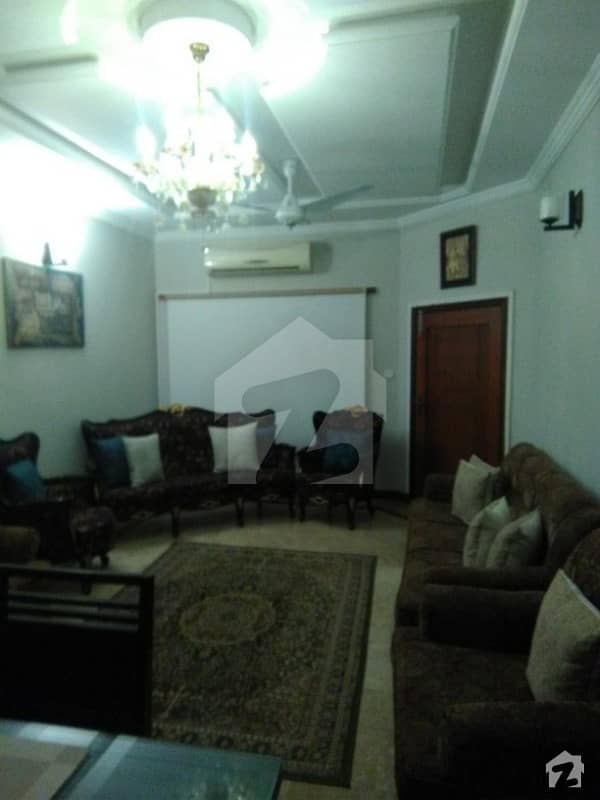 ای ۔ 11 اسلام آباد میں 6 کمروں کا 10 مرلہ مکان 4.2 کروڑ میں برائے فروخت۔