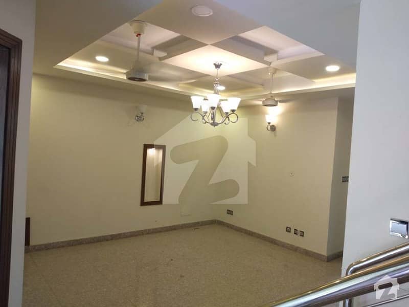 ای ۔ 11/4 ای ۔ 11 اسلام آباد میں 10 کمروں کا 1 کنال مکان 6.8 کروڑ میں برائے فروخت۔