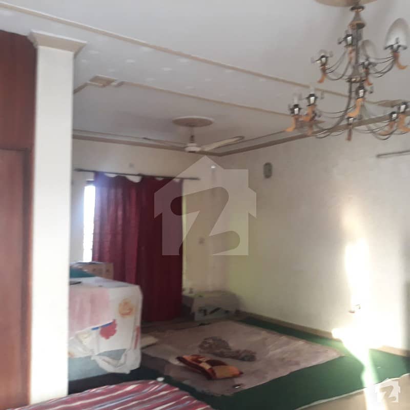 جوہر ٹاؤن لاہور میں 5 کمروں کا 10 مرلہ مکان 2.15 کروڑ میں برائے فروخت۔