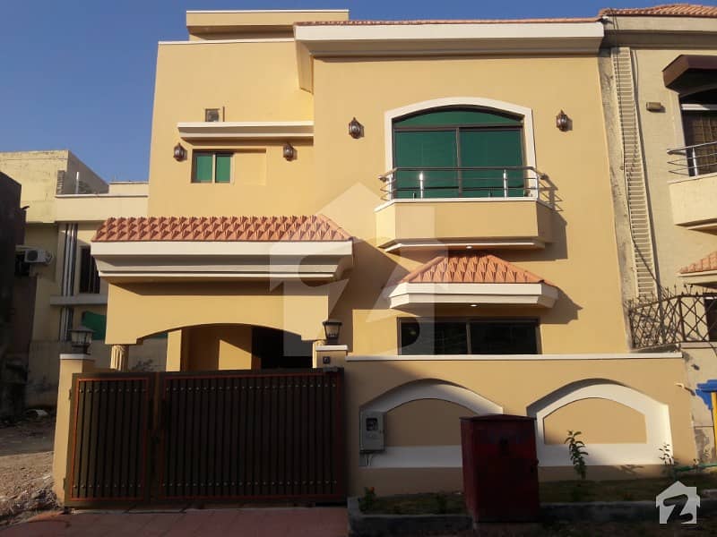 1 Kanal Upper Portion 3 Bed With Attached Bath Drawing Dining Tv Lounge Servant Quarter