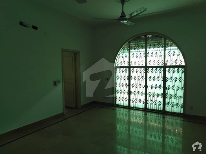 ماڈل ٹاؤن ۔ بلاک جے ماڈل ٹاؤن لاہور میں 6 کمروں کا 3 کنال مکان 3.5 لاکھ میں کرایہ پر دستیاب ہے۔