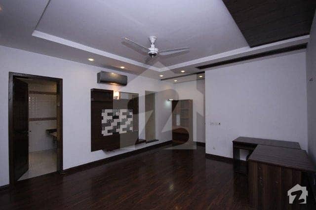 ڈی ایچ اے فیز 4 ڈیفنس (ڈی ایچ اے) لاہور میں 5 کمروں کا 1 کنال مکان 2.6 لاکھ میں کرایہ پر دستیاب ہے۔