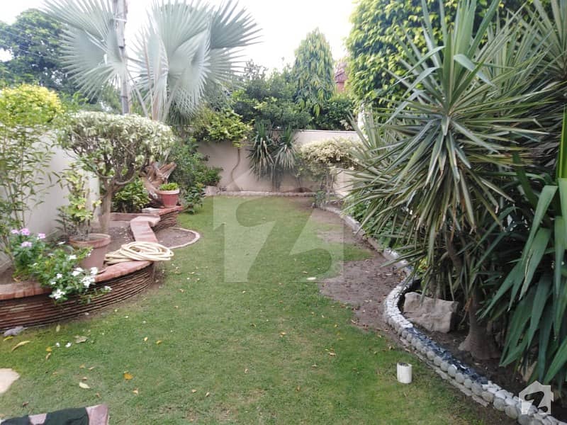 Fabulous Location  Bungalow Near Park In DHA Phase 4 GG For Rent