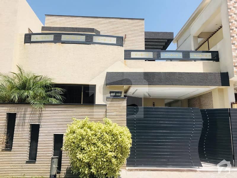 Best Located Designer Luxury 10 Marla House - Bahria Phase 2