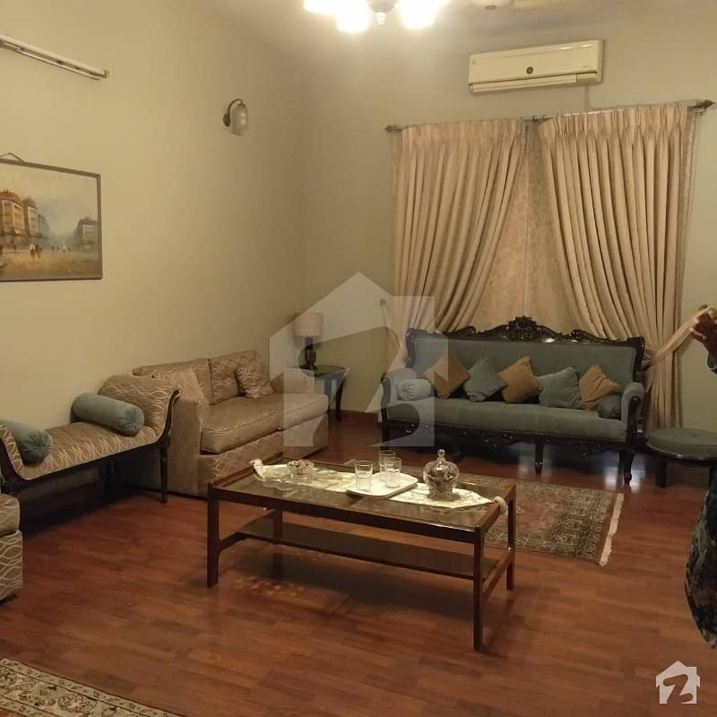 جوہر ٹاؤن فیز 1 - بلاک ای جوہر ٹاؤن فیز 1 جوہر ٹاؤن لاہور میں 5 کمروں کا 1.1 کنال مکان 4 کروڑ میں برائے فروخت۔