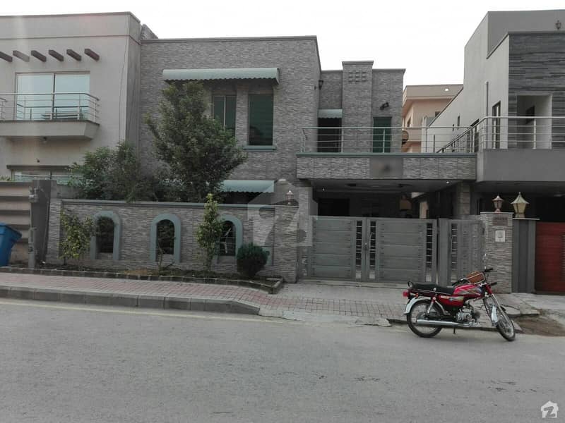 بحریہ ٹاؤن ۔ سفاری ولاز بحریہ ٹاؤن راولپنڈی راولپنڈی میں 4 کمروں کا 13 مرلہ مکان 2.3 کروڑ میں برائے فروخت۔