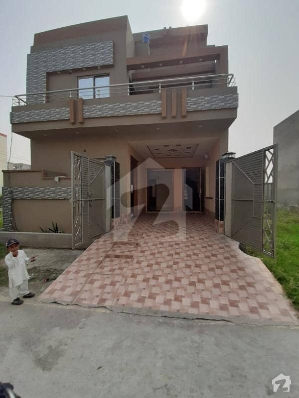 ایڈن بولیوارڈ ہاؤسنگ سکیم کالج روڈ لاہور میں 4 کمروں کا 5 مرلہ مکان 1.05 کروڑ میں برائے فروخت۔
