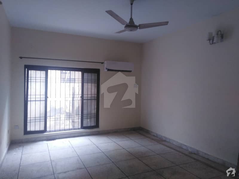 1 Kanal Well Maintained House Is Available For Sale