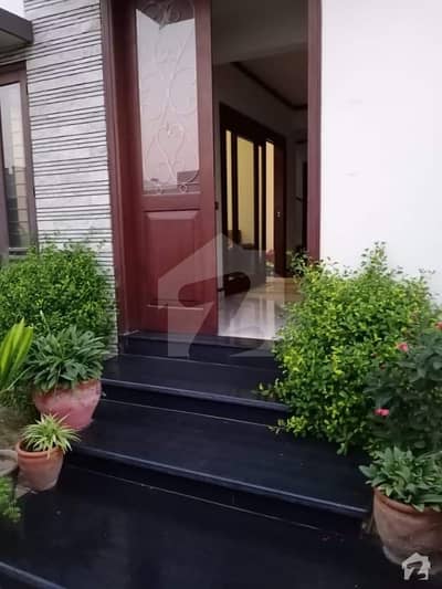 Slightly Use 600 Sq Yards Bungalow Available For Rent Slightly Use 600 Sq Yards Bungalow Available For Rent