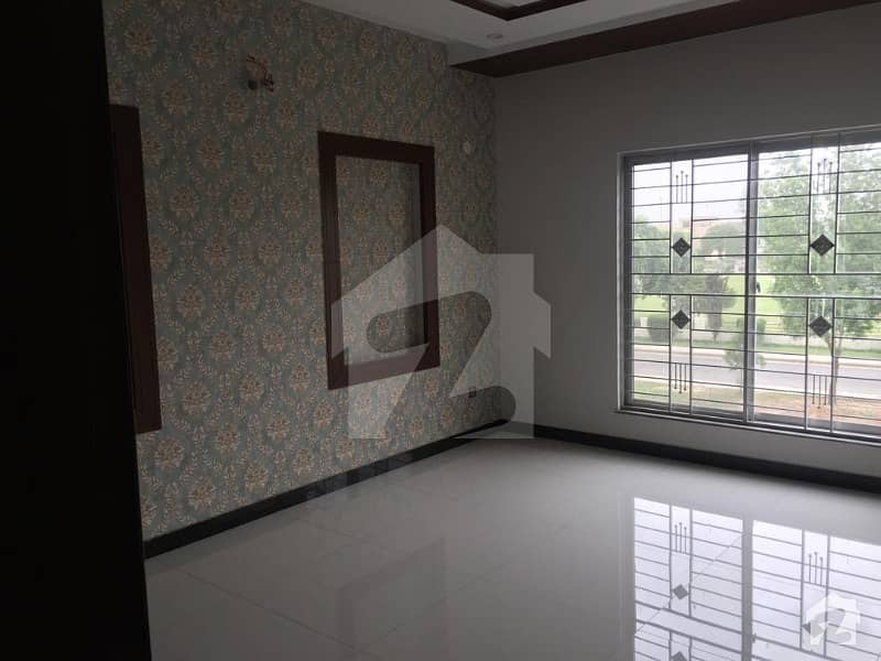 LIKE NEW 5 MARLA DOUBLE STORY HOUSE AVALABLE NEAR BY PARK MOSQUE AND MARCT