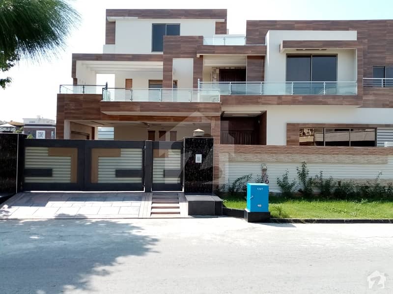 1 Kanal House Available For Sale