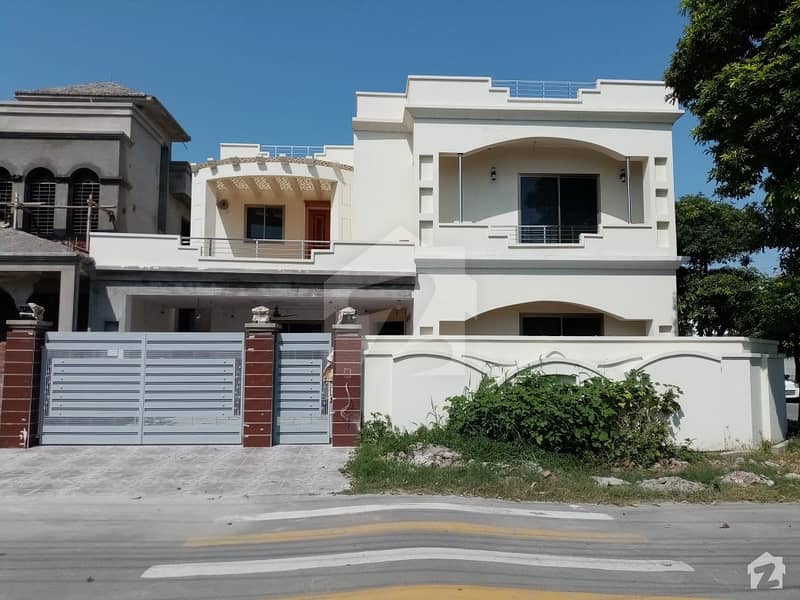 1 Kanal House Available For Sale