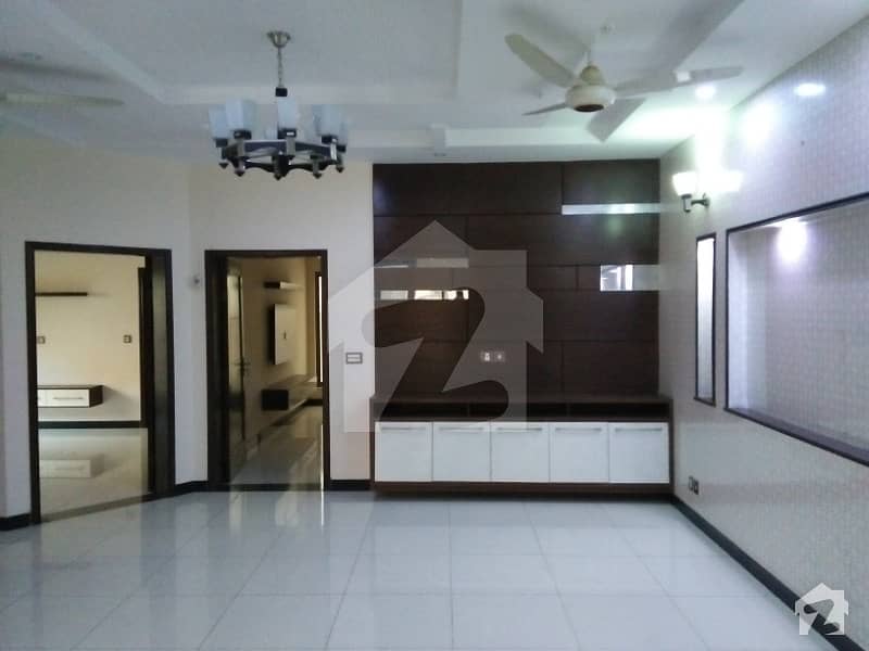 بحریہ ٹاؤن جاسمین بلاک بحریہ ٹاؤن سیکٹر سی بحریہ ٹاؤن لاہور میں 5 کمروں کا 10 مرلہ مکان 1.75 کروڑ میں برائے فروخت۔