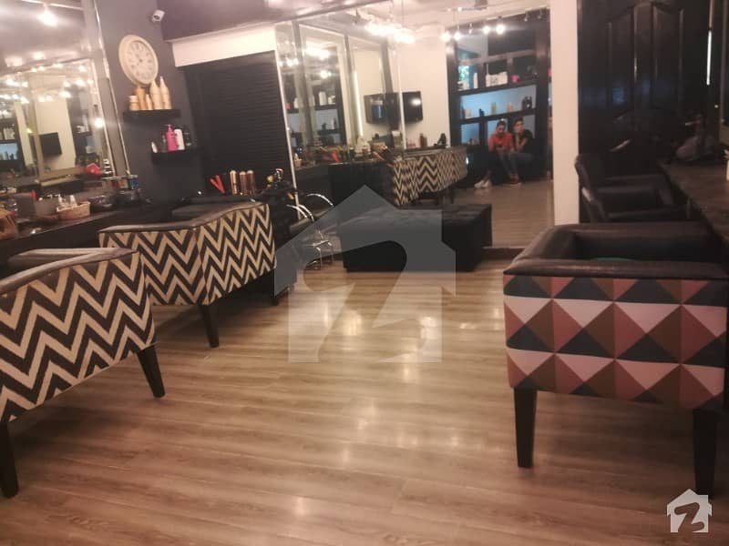 1.5 Kanal Commercial Lower Portion Already Beauty Parlour For Rent