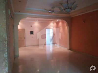 Johar Town 10 Marla Upper Portion Near To Road Easy Approach For Residence