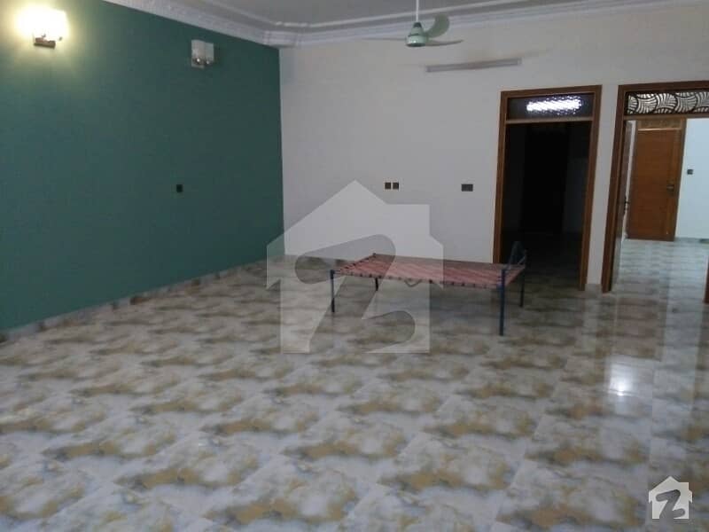 یونیورسٹی روڈ کراچی میں 6 کمروں کا 8 مرلہ مکان 2.5 کروڑ میں برائے فروخت۔