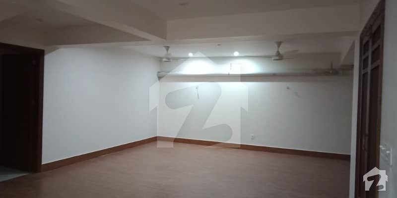 OUTCLASS 100Yrd Bungalow For Rent