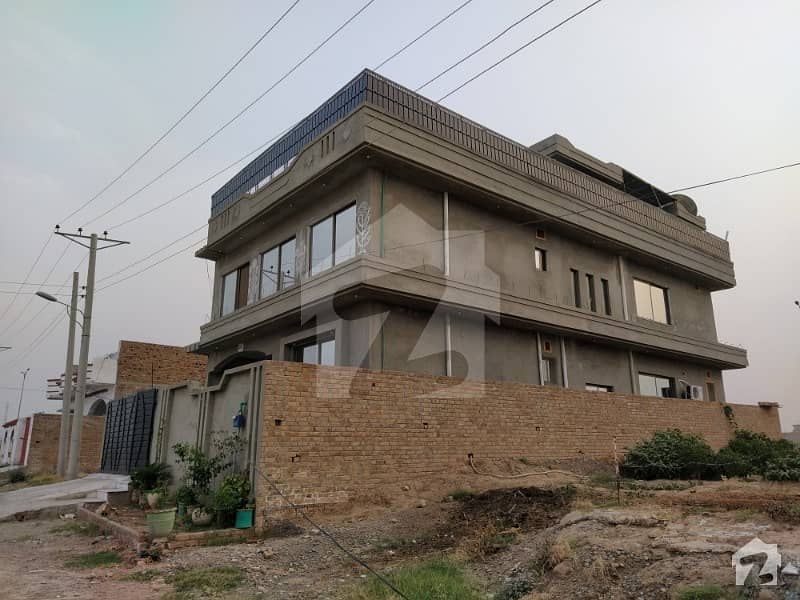 ریگی ماڈل ٹاؤن پشاور میں 6 کمروں کا 10 مرلہ مکان 2.47 کروڑ میں برائے فروخت۔