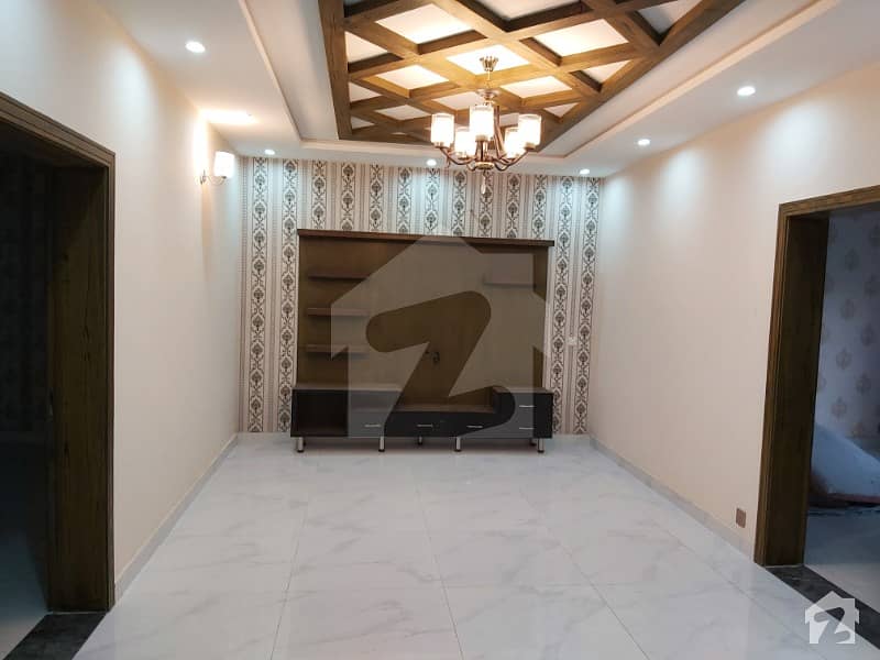 یو ای ٹی ہاؤسنگ سوسائٹی لاہور میں 4 کمروں کا 10 مرلہ مکان 50 ہزار میں کرایہ پر دستیاب ہے۔
