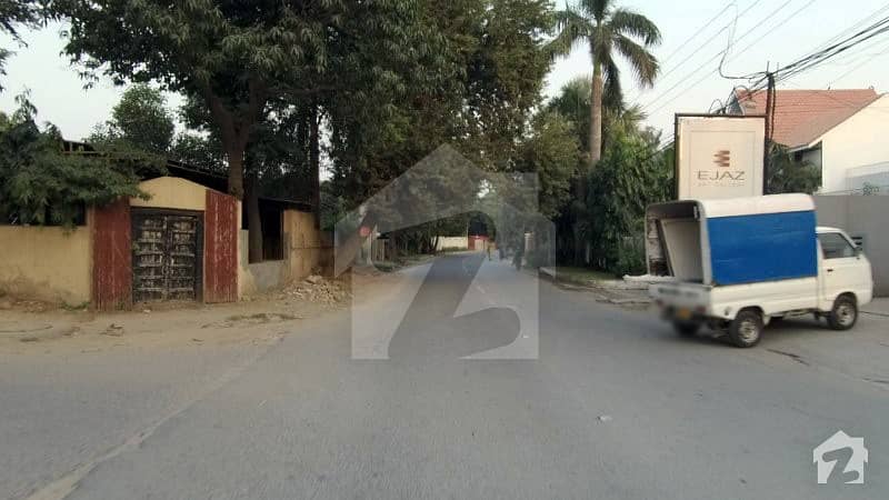1.5 Kanal Double Storey Blue Commercial Building Near MM Alam Road 73 Feet Front