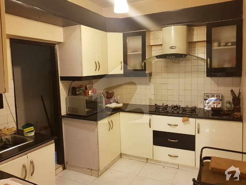 Outclass  West Open Apartment On Prime Location Of Pechs Blk 2