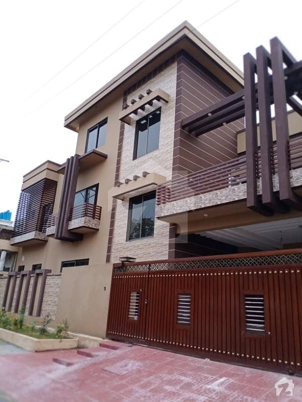 پاکستان ٹاؤن اسلام آباد میں 9 کمروں کا 10 مرلہ مکان 2.5 کروڑ میں برائے فروخت۔