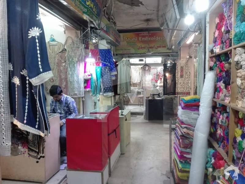 ستیانہ روڈ فیصل آباد میں 0.39 مرلہ دکان 1.35 کروڑ میں برائے فروخت۔