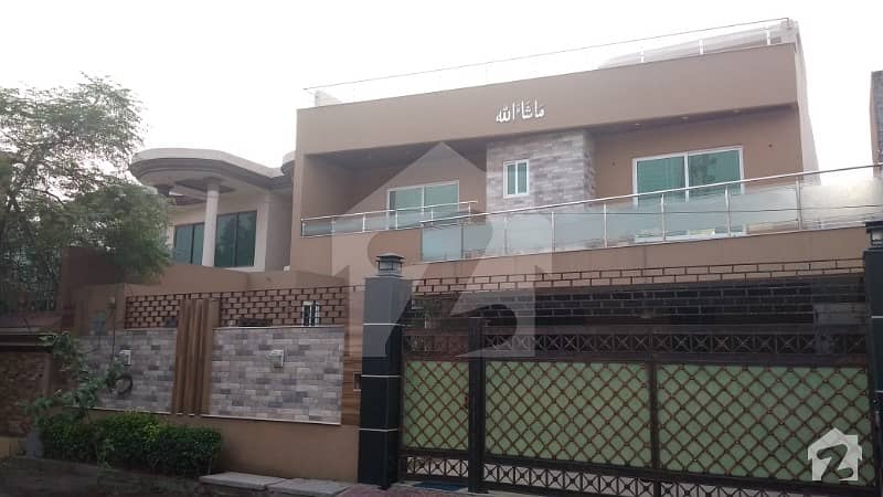 ضیا ٹاؤن چک 208 روڈ فیصل آباد میں 7 کمروں کا 16 مرلہ مکان 4.5 کروڑ میں برائے فروخت۔