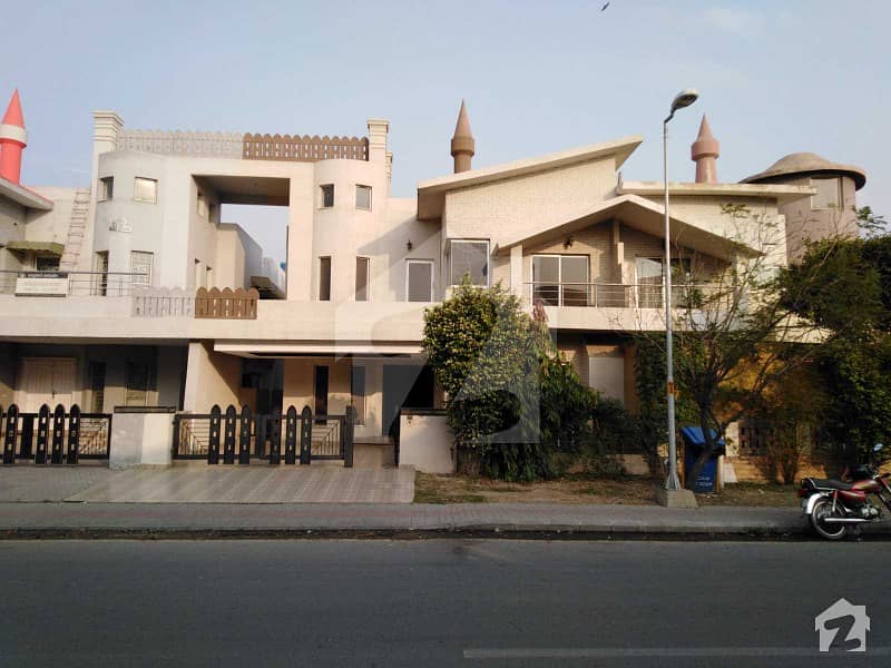 بحریہ ٹاؤن سفاری ولاز بحریہ ٹاؤن سیکٹر B بحریہ ٹاؤن لاہور میں 4 کمروں کا 10 مرلہ مکان 1.4 کروڑ میں برائے فروخت۔