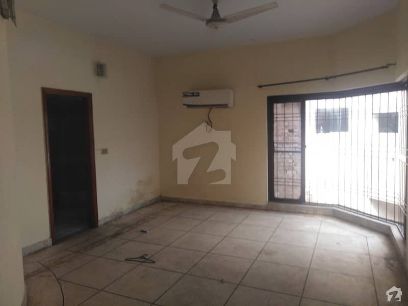 ماڈل ٹاؤن لاہور میں 5 کمروں کا 1 کنال مکان 6 کروڑ میں برائے فروخت۔