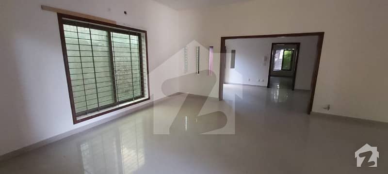 10 MARLA BEAUTIFUL HOUSE AVAILABLE FOR RENT IN MODEL TOWN