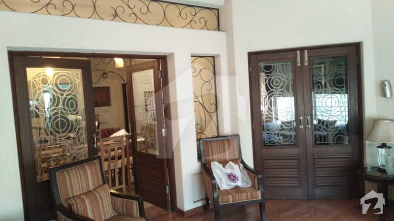 ڈی ایچ اے فیز 4 - بلاک ڈبل ای فیز 4 ڈیفنس (ڈی ایچ اے) لاہور میں 4 کمروں کا 11 مرلہ مکان 2.5 کروڑ میں برائے فروخت۔