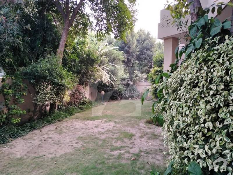 سرور کالونی کینٹ لاہور میں 5 کمروں کا 1.6 کنال مکان 12 کروڑ میں برائے فروخت۔