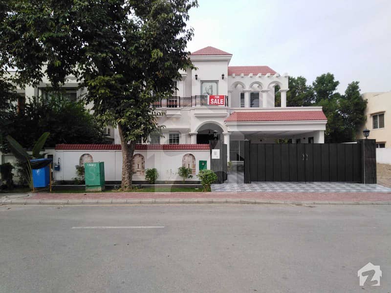 بحریہ ٹاؤن ۔ بابر بلاک بحریہ ٹاؤن سیکٹر A بحریہ ٹاؤن لاہور میں 5 کمروں کا 1 کنال مکان 4.15 کروڑ میں برائے فروخت۔