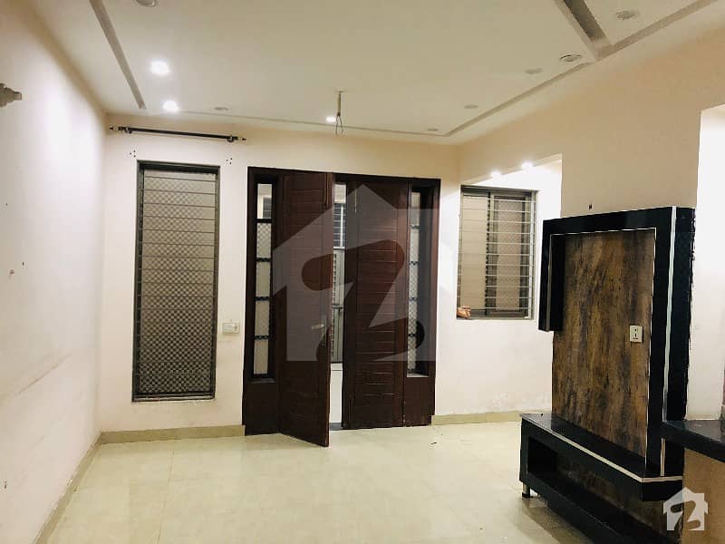 مسلم ٹاؤن لاہور میں 2 کمروں کا 5 مرلہ زیریں پورشن 30 ہزار میں کرایہ پر دستیاب ہے۔