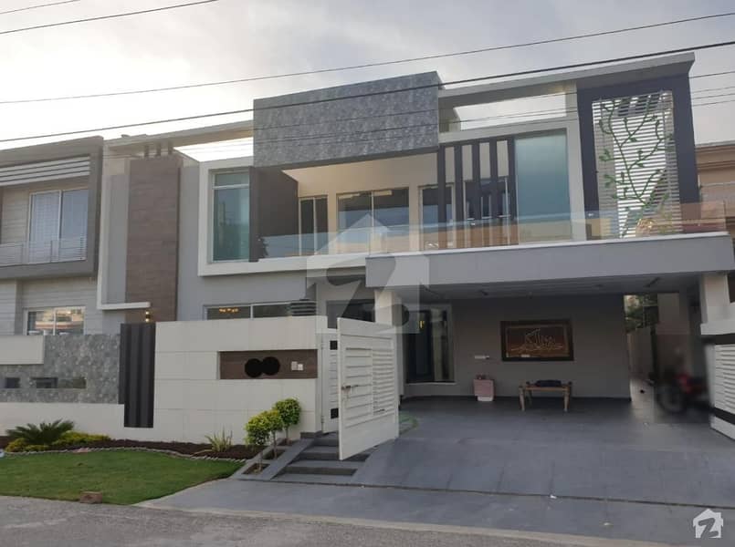 1 Kanal Brand New House Ultra Modern Very Hot Location Solid Construction Direct Owner