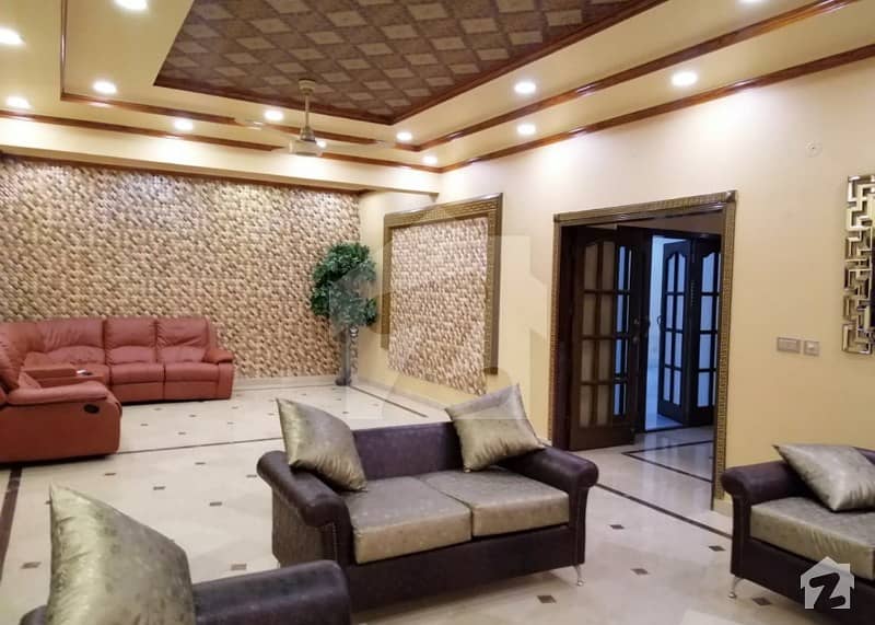 جوہر ٹاؤن لاہور میں 6 کمروں کا 1 کنال مکان 7 کروڑ میں برائے فروخت۔