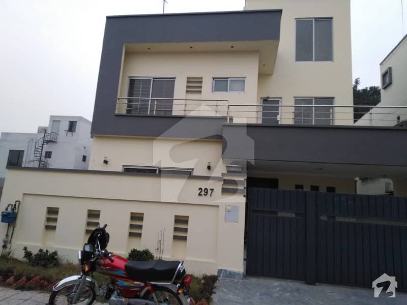 Renovates 10 Marla Double Storey House Available For Rent Near By Park Mosque And School