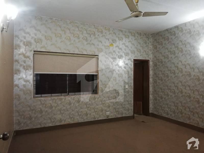 فیصل ٹاؤن ۔ بلاک سی فیصل ٹاؤن لاہور میں 4 کمروں کا 8 مرلہ مکان 65 ہزار میں کرایہ پر دستیاب ہے۔