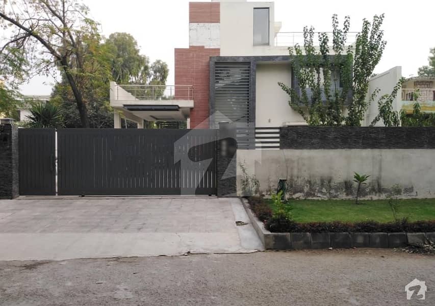 888 Sq Yd Corner House For Sale