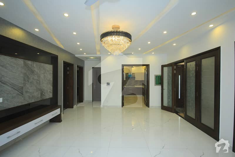 ڈی ایچ اے فیز 8 ڈیفنس (ڈی ایچ اے) لاہور میں 5 کمروں کا 1 کنال مکان 4.15 کروڑ میں برائے فروخت۔
