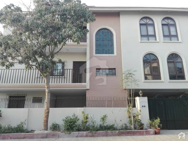 کے ڈی اے آفیسرز سوسائٹی گلشنِ اقبال ٹاؤن کراچی میں 6 کمروں کا 18 مرلہ مکان 9.25 کروڑ میں برائے فروخت۔